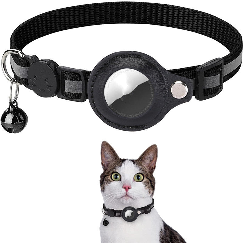 Black cat collar with bell and reflective surface, worn by a cat on a white background
Mordenstore