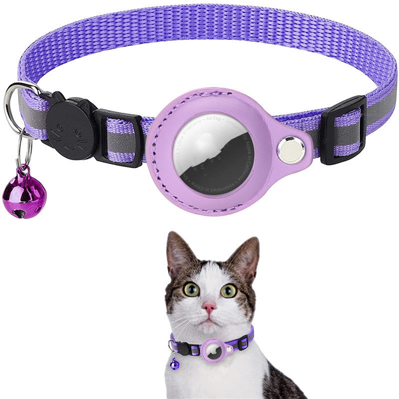 Purple pet collar with a bell and reflective patch on a white background
Mordenstore. 